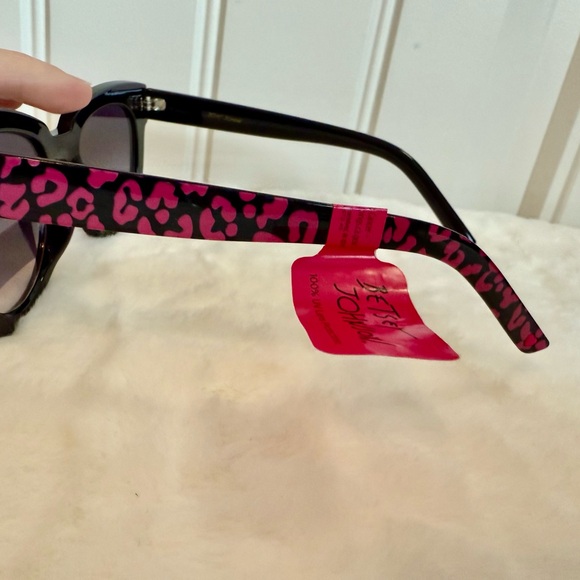 Betsey Johnson Hot Pink Cheetah/Cat Eye Oversized Sunglasses NWT’s - Picture 4 of 4